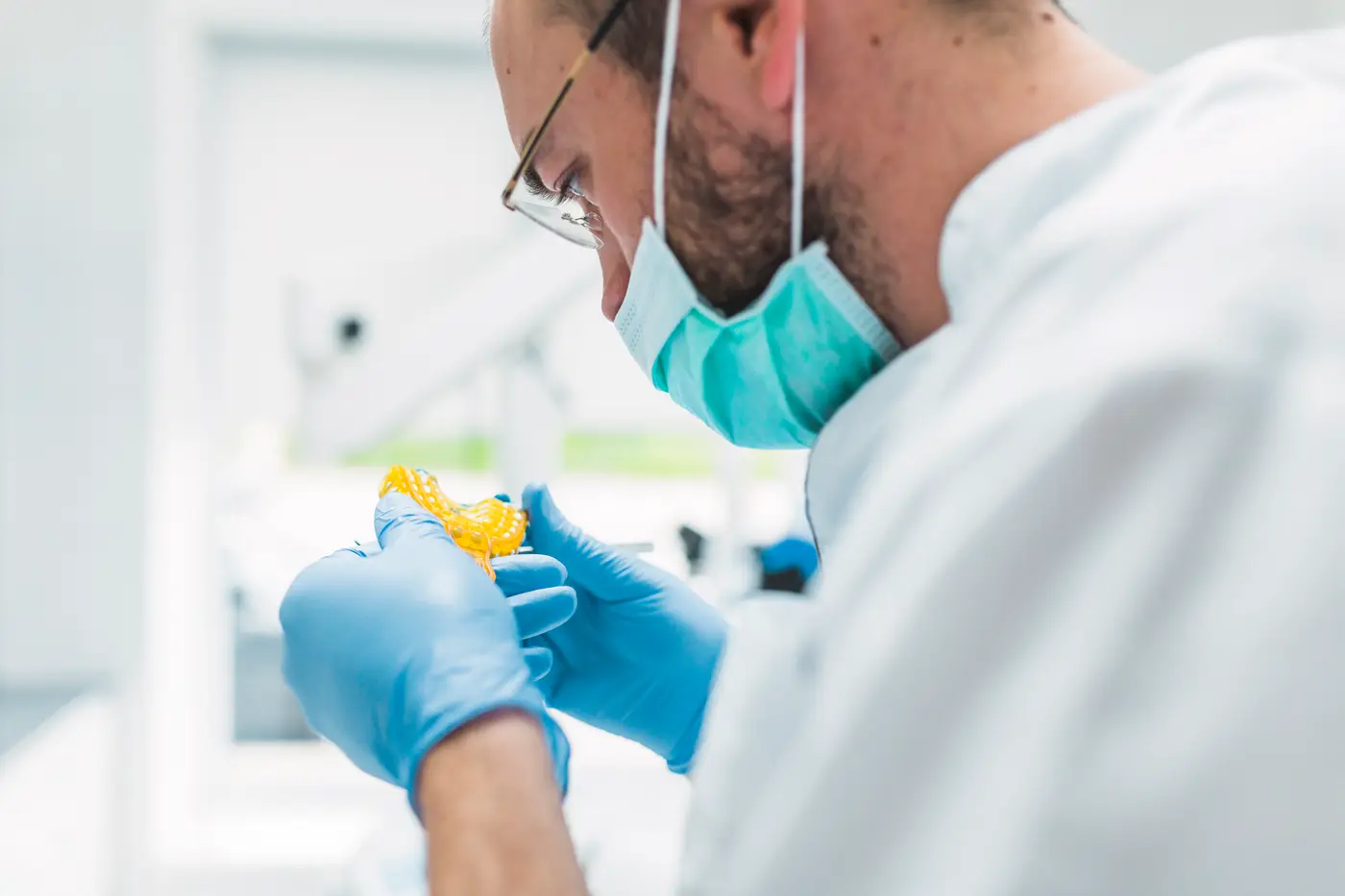 Odontólogo revisando una impresión dental