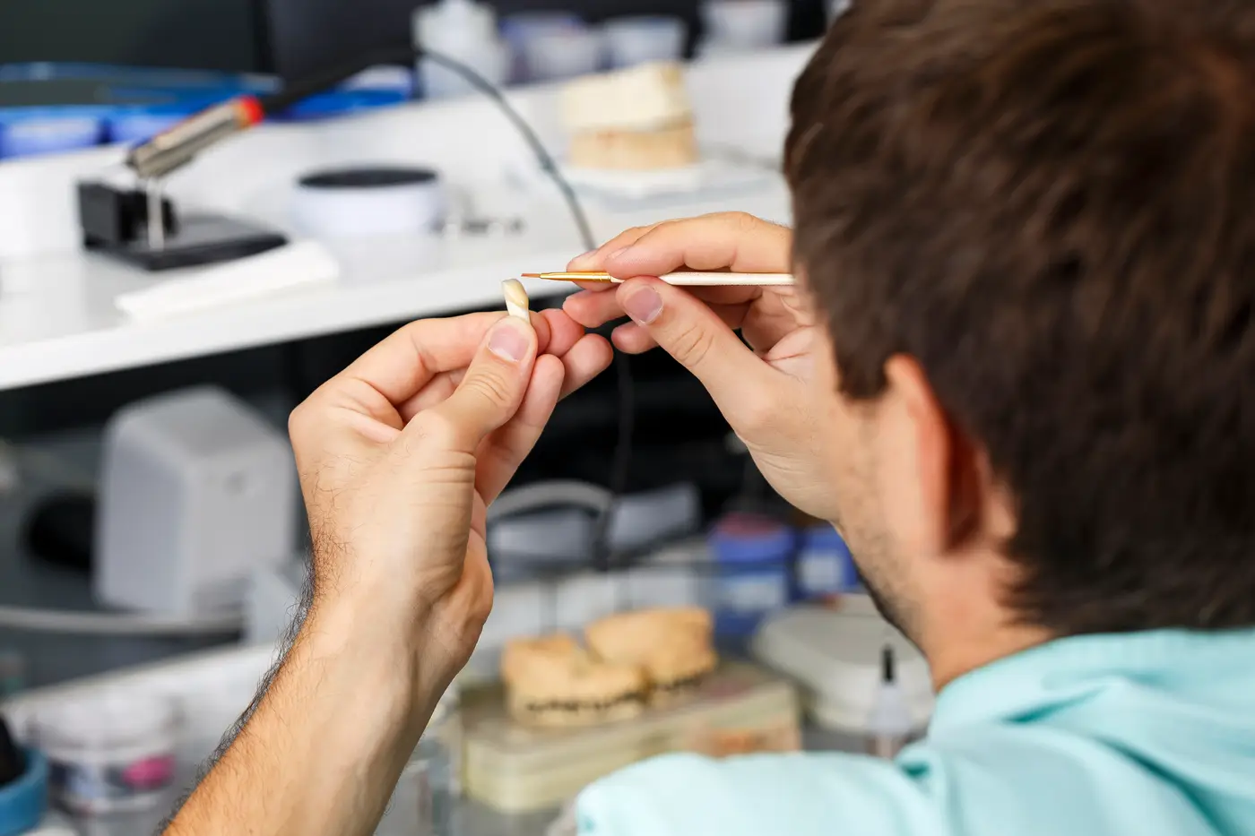 Técnico dental caracterizando una carilla