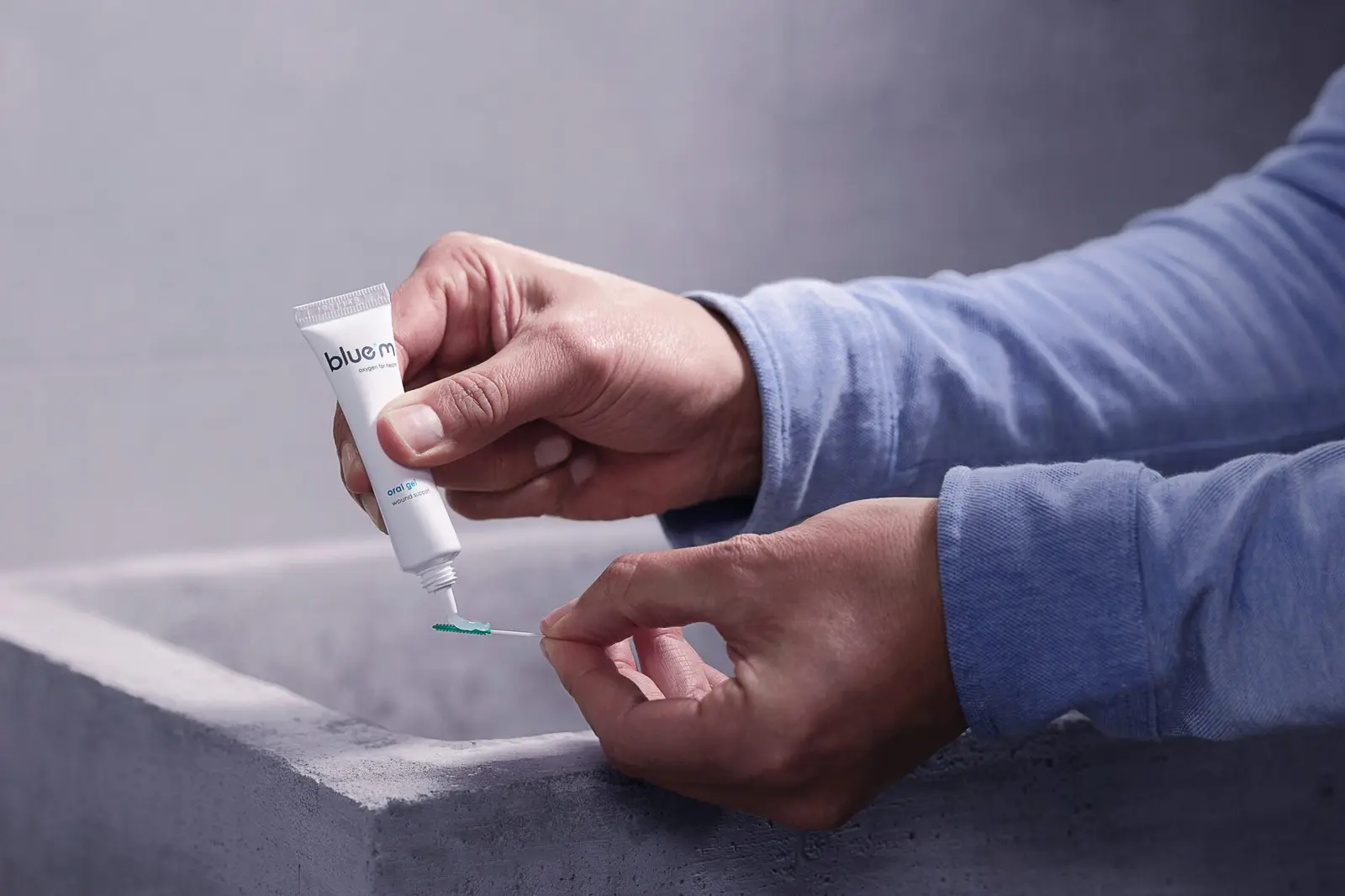Aplicación del gel bucal blue®m