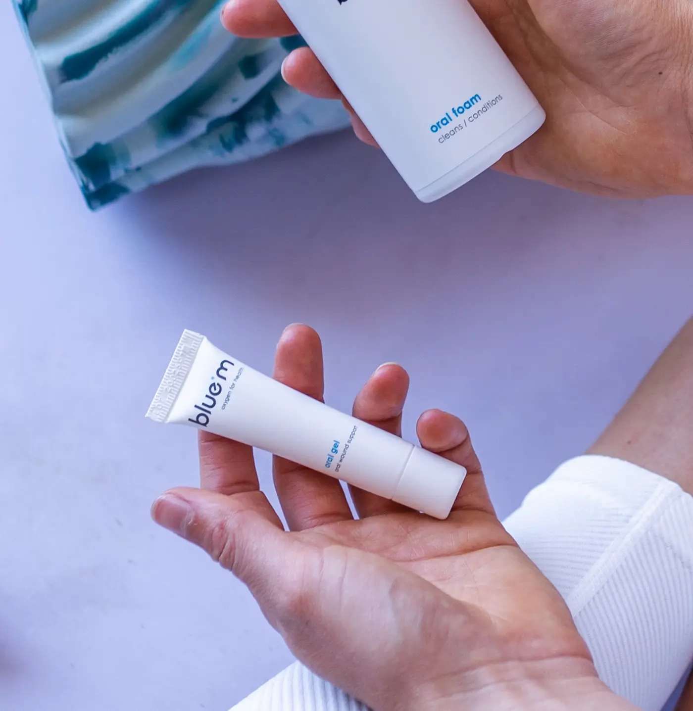 Profesional sosteniendo el gel bucal blue®m